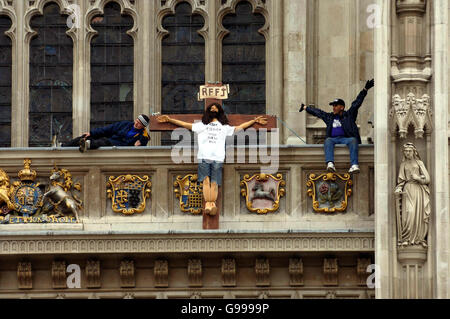 Wirklichen Väter für Gerechtigkeit Aktivisten auf einem Felsvorsprung des Westminster Abbey, im Zentrum von London. Stockfoto