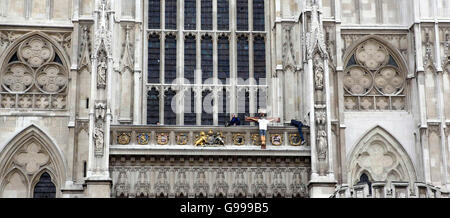 Wirklichen Väter für Gerechtigkeit Aktivisten auf einem Felsvorsprung des Westminster Abbey, im Zentrum von London. Stockfoto