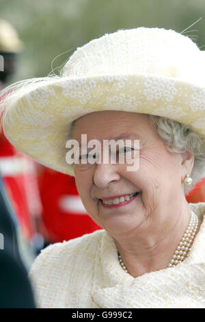 Die britische Königin Elizabeth II. Kommt beim jährlichen Maundy Thursday Service in der Guildford Cathedral in Surrey an. Stockfoto