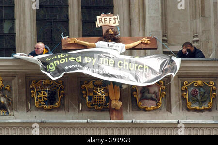 Wirklichen Väter für Gerechtigkeit Aktivisten auf einem Felsvorsprung des Westminster Abbey, im Zentrum von London. Stockfoto