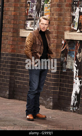 Sänger Ronan Keating während der Dreharbeiten zu seinem neuen Video für die kommende Single 'All Over Again', an der Wapping Wall, East London. Bilddatum: Mittwoch, 12. April 2006. Das Duett mit Kate Rusby wird am 29. Mai 2006 erscheinen und auf Ronans kommendem Album 'Bring You Home' erscheinen. Der Bildnachweis sollte lauten: Yui Mok/PA Stockfoto