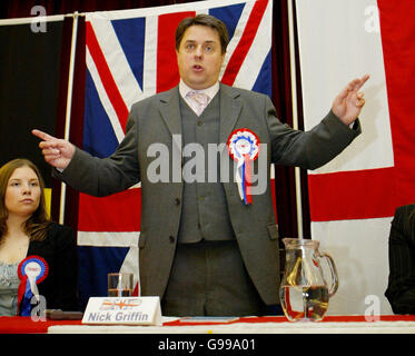 Nick Griffin, Vorsitzender der British National Party, startet den lokalen Wahlkampf seiner Partei im Grays Working Men's Club in Essex. Stockfoto