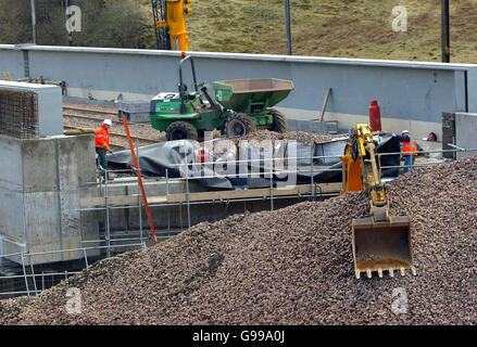 Eine neue zweispannige Stahlkonstruktion wird an die Stelle des 130 Jahre alten Harthope-Viadukts in den Schottischen Grenzen geschoben, das nun am Ende seiner Lebensdauer steht. Stockfoto