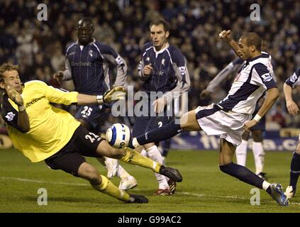 Fußball - FA Barclays Premiership - West Bromwich Albion / Bolton Wanderers - The Hawthorns. West Bromwich Albions Diomansy Kamara schießt weit Stockfoto