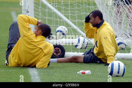 Thierry Henry (L) und Ashley Cole von Arsenal machen es sich bei einem Training in London Colney, Hertfordshire, leicht. Stockfoto