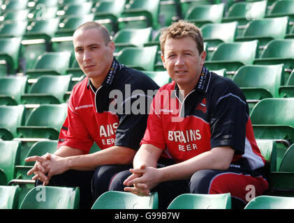 Glamorgan und der Engländer Simon Jones (links) mit Kapitän Robert Croft bei einer Fotoanmute in Sophia Gardens, Cardiff. Stockfoto