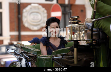 Dita Von Teese vor Harrods in Central London, wo sie Kopien ihres Buches an den Buchladen Waterstones unterzeichnet. Stockfoto