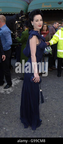 Dita Von Teese vor Harrods in Central London, wo sie Kopien ihres Buches an den Buchladen Waterstones unterzeichnet. Stockfoto