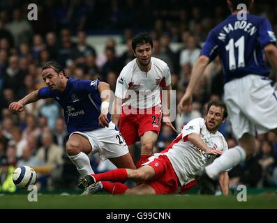 Fußball - FA Barclays Premiership - Everton / Birmingham City - Goodison Park. Kenny Cunningham von Birmingham City gegen Andy Van der Meyde von Everton (l) Stockfoto