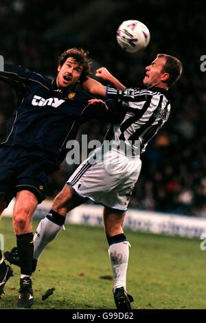 Kenny Cunningham (l) von Wimbledon führt den Ball von Newcastle weg United's Alan Shearer (r) Stockfoto