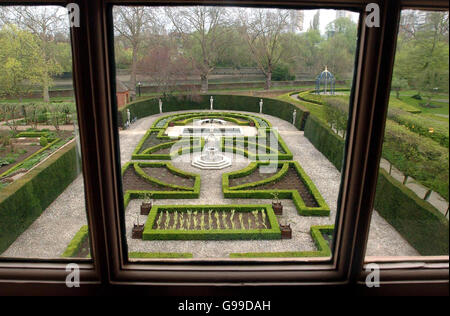 Ein allgemeiner Blick auf den hinteren Garten von einem Fenster am Kew Palace, London. Stockfoto