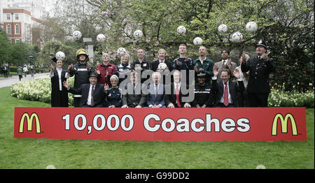 England-Cheftrainer Sven-Goran Eriksson (Mitte, erste Reihe) neben England-WM-Held Sir Geoff Hurst (3. Von rechts, erste Reihe) und Liverpooler Legende Kenny Daglish (3. Von links, erste Reihe) vor dem Savoy Hotel im Zentrum von London. Stockfoto