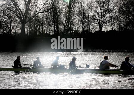 Die Oxford-Besatzung macht am Freitag, den 31. März 2006, während einer Trainingseinheit auf der Themse im Zentrum von London eine Verschnaufpause, bevor das 152. Bootsrennen zwischen den Universitäten Oxford und Cambridge stattfindet. Stockfoto