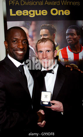 Gareth Roberts von Tranmere Rovers und Chris Powell, Vorsitzender der PFA Stockfoto