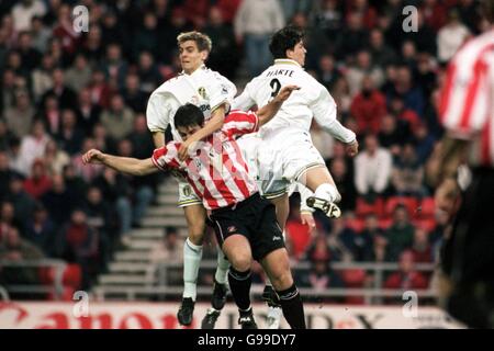 Sunderlands Paul Butler (c) springt für die in die Luft Ball mit Jonathan Woodgate (l) von Leeds United und Ian harte (r) Stockfoto