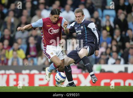 Fußball - FA Barclays Premiership - Aston Villa / Manchester City - Villa Park. Richard Dunne (r) von Manchester City fordert Milan Baros von Aston Villa heraus Stockfoto