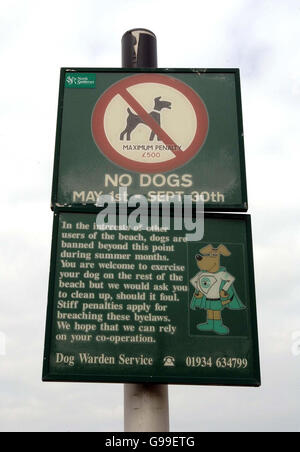 Ein Schild in der Nähe des Clevedon Pier in North Somerset, das Oscar und andere Hunde von diesem Bereich des Strandes vom 1. Mai bis 30. September hält. Stockfoto