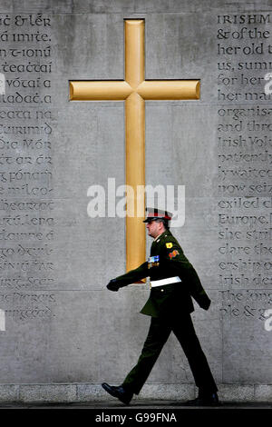 Der Korporal der irischen Armee, Par Garvey, marschiert während der jährlichen Ostermesse 1916 in der Arbour Hill Church, Dublin, am Osterdenkmal 1916 vorbei. Stockfoto