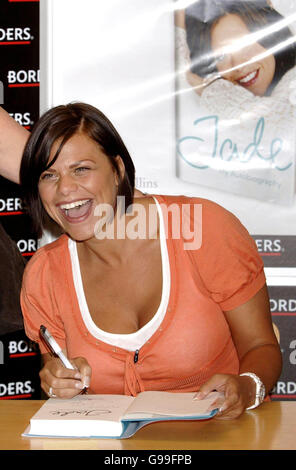 SHOWBIZ Goody. Jade Goody signiert Kopien ihrer Autobiographie im Borders Bookstore, Oxford Street, im Zentrum von London. Stockfoto