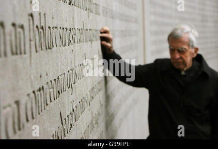 Vater Joseph Mallin, ein Sohn von Michael Mallin eines der führenden 1916 berührt die Memorial Wall um die 1916 Handlung während der jährlichen 1916 Ostern Gedenkfeier Messe am Arbour Hill Church in Dublin. Stockfoto