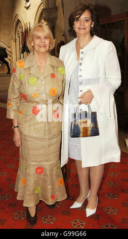 Cherie Blair und ihre Mutter, Gale, kommen bei den The Help the Aged Living Legends Awards an, die von Königin Elizabeth II. Im Schloss Windsor veranstaltet werden. Stockfoto