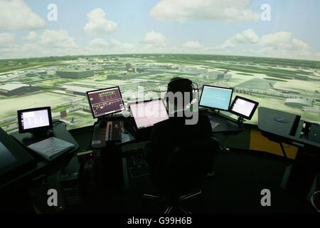 Dale Reeson, ein Fluglotse, sitzt im neuen 360 Grad Heathrow Control Tower Simulator im Air Traffic Control Tower am Flughafen Heathrow. Stockfoto