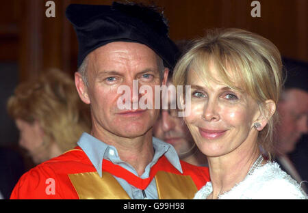 Singer-Songwriter Sting steht mit seiner Frau Trudie Styler zusammen, nachdem er die Ehrendoktorwürde für Musik von der Newcastle University erhalten hat. Stockfoto