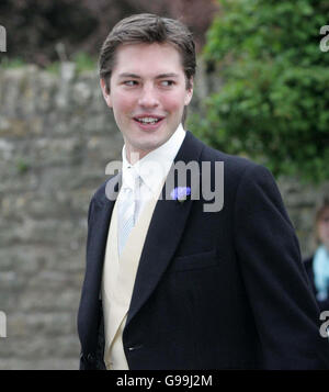 Bräutigam Harry Lope kommt in der St. Cyriac's Church in Lacock, Wiltshire, an, wo er die Herzogin von Cornwalls Tochter Laura Parker Bowles heiraten wird. Stockfoto