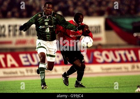Dwight Yorke von Manchester United (rechts) kämpft gegen Roque Junior von Palmeiras (Links) Stockfoto