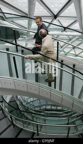 Der britische Premierminister Tony Blair (oben) trifft mit dem Londoner Bürgermeister Ken Livingstone ein, um am Dienstag, den 4. April 2006, im Londoner Rathaus die Londoner Strategie für die Olympischen Spiele 2012 zu starten. Tony Blair schwor heute, dass die Olympischen Spiele 2012 in London kein zweiwöchiger Jamboree sein werden, gefolgt von einem massiven finanziellen Kater. Er sprach von seiner Entschlossenheit, Zyniker als falsch zu erweisen, wenn sie glauben, dass Großbritannien für "sechs Jahre des Gezänks, ein Jahr blinder Panik, zwei Wochen Ruhm und eine endlose Zeit der Buße zur freien Verfügung" bereit ist. Er startete einen Aktionsplan für 2012 im Londoner Rathaus und sagte: "Wir Stockfoto