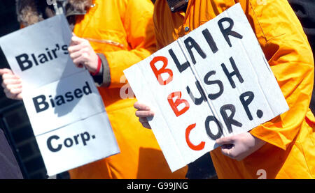 Stop the war Coalition protestiert am Dienstag, den 4. April 2006, vor dem BBC-Hauptquartier in Glasgow, wegen angeblicher „regierungsfreundlicher Voreingenommenheit“ in der Berichterstattung des Unternehmens über den Konflikt im Irak. Rund 20 der Protestierenden der Gruppe nahmen an der Demonstration Teil. Siehe PA Story SCOTLAND BBC. DRÜCKEN SIE VERBANDSFOTO. Bildnachweis sollte lauten: Danny Lawson /PA Stockfoto