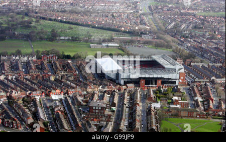 Luftaufnahme des Anfield Stadions, Heimstadion des Premier League Liverpool Football Club, mit Stanley Park dahinter. Der Stanley Park ist der geplante neue Standort für das neu erbauten Stadion. Stockfoto