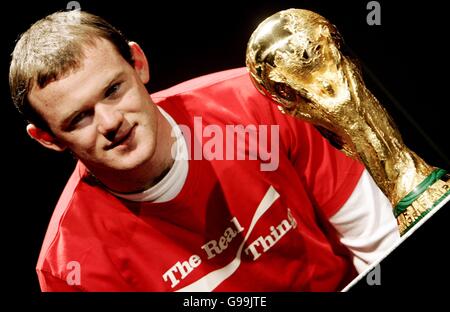 Wayne Rooney posiert mit der WM im Rahmen der London Leg der FIFA World Cup Trophy Tour. Stockfoto