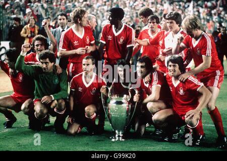 Fußball - EM-Finale - Nottingham Forest / SV Hamburg. Der Nottingham Forest feiert mit dem Europapokal nach dem Sieg 1-0 Stockfoto