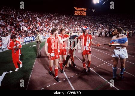 Fußball - EM-Finale - Nottingham Forest / Malmö - Olympiastadion, München. Tony Woodcock (links), Ian Bowyer (Mitte) und Garry Birtles (rechts) von Nottingham Forest in einer Ehrenrunde nach ihrem 1-0-Sieg Stockfoto