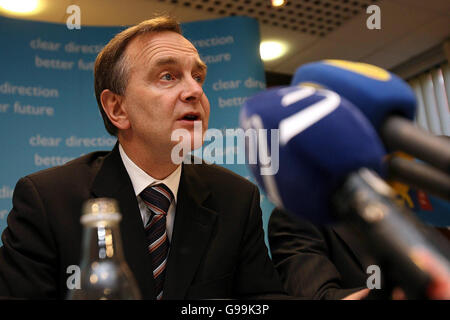 Verkehrsminister Martin Cullen bei einer Pressekonferenz im Verkehrsministerium, Dienstag, 4. April 2006. Die irische Regierung wird eine Mehrheitsbeteiligung an der nationalen Fluggesellschaft Aer Lingus verkaufen, wurde heute Abend bestätigt. Nach jahrelangen Spekulationen kündigte der Verkehrsminister an, dass trotz des anhaltenden Widerstands der Gewerkschaften die Arbeiten an dem Prozess zur Aufnahme von bis zu 59.9 % des Unternehmens an die Börse sofort beginnen würden. Siehe PA Story IRISH Airline. DRÜCKEN SIE VERBANDSFOTO. Das Foto sollte lauten: Julien Behal/PA. Stockfoto