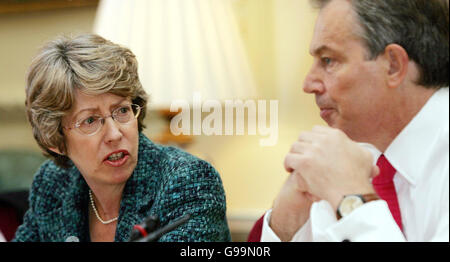 Von rechts nach links: Der britische Premierminister Tony Blair und die Gesundheitsministerin Patricia Hewitt bei einem Treffen der Manager des nationalen Gesundheitsdienstes in der Downing Street im Zentrum von London. DRÜCKEN SIE VERBANDSFOTO. Bilddatum: Mittwoch, 12. April 2006. Leitende Angestellte von Grundversorgten und Gesundheitsbehörden waren zu der Konferenz eingeladen worden, um über die Schulden zu diskutieren, die auf über 623 Millionen Pfund geschätzt werden. Siehe PA Story HEALTH Jobs. DRÜCKEN SIE VERBANDSFOTO. Das Foto sollte lauten: Stephen Hird /PA/WPA Rota/Reuters Stockfoto