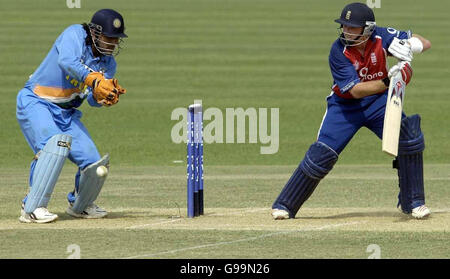 Englands Ian Bell trifft den Ball für 4 Läufe während des sechsten eintägigen internationalen Spiels gegen Indien im Keenan Stadium, Jamshedpur, Indien. Stockfoto