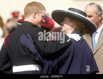 Prinz Harry umarmt sein ehemaliges Kindermädchen, Tiggy Pettifer, nach der Sovereign's Parade an der Royal Military Academy in Sandhurst in Surrey, um den Abschluss seiner Offiziersausbildung zu markieren. Stockfoto