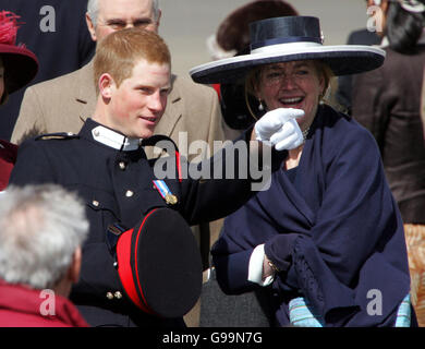 Prinz Harry steht mit seinem ehemaligen Kindermädchen, Tiggy Pettifer, nach der Sovereign's Parade an der Royal Military Academy in Sandhurst in Surrey, um den Abschluss seiner Offiziersausbildung zu markieren. Stockfoto