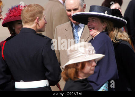 Prinz Harry spricht nach der Sovereign's Parade an der Royal Military Academy in Sandhurst in Surrey mit seinem ehemaligen Kindermädchen Tiggy Pettifer, um den Abschluss seiner Offiziersausbildung zu markieren. Stockfoto