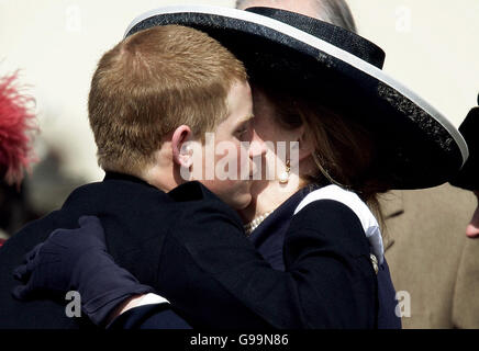 Prinz Harry umarmt sein ehemaliges Kindermädchen, Tiggy Pettifer, nachdem er an der Sovereign's Parade in der Royal Military Academy in Sandhurst in Surrey teilgenommen hatte, um die Ausbildung zum Offizier zu würdigen. Stockfoto