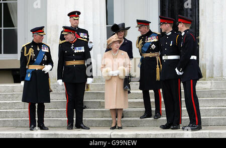 Von links nach rechts: Der Prinz von Wales, Generalmajor Andrew Ritchie der Kommandant von Sandhurst, Academy Sergent Major Nichols, Britains Queen Elizabeth II, die Herzogin von Cornwall, Duke of Edinburgh, Prinz William und Prinz Harry auf den Stufen vor der Königlichen Militärakademie Sandhurst nach der Sovereign's Parade, die den Abschluss der Offiziersausbildung von Prinz Harry markierte. PRESSEVERBAND Foto Datum: Mittwoch, 12. April 2006. Der Prinz war einer von 220 Kadetten, die ihre Kommissionen in die britische Armee übergingen. Siehe PA Geschichte ROYAL Harry. Das Foto sollte lauten: Stockfoto