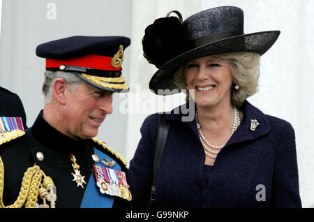 Der Prinz von Wales und die Herzogin von Cornwall in der Sandhurst Royal Military Academy nach der Sovereign's Parade, die den Abschluss der Offiziersausbildung von Prinz Harry markierte. PRESSEVERBAND Foto Datum: Mittwoch, 12. April 2006. Der Prinz war einer von 220 Kadetten, die ihre Kommissionen in die britische Armee übergingen. Siehe PA Geschichte ROYAL Harry. Bildnachweis sollte lauten: Tim Ockenden / PA. Stockfoto