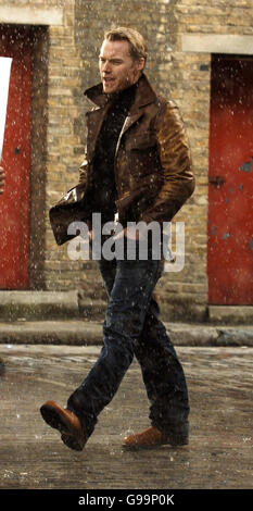 Sänger Ronan Keating während der Dreharbeiten zu seinem neuen Video für die kommende Single 'All Over Again', in Wapping Wall, East London. Stockfoto