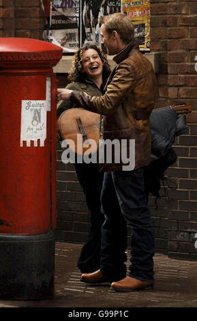 Sängerin Kate Rusby (links) mit Ronan Keating, während der Dreharbeiten zu Ronans neuem Video für die kommende Single 'All Over Again', an der Wapping Wall, East London. Stockfoto