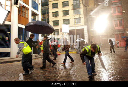 Sänger Ronan Keating (Mitte) während der Dreharbeiten zu seinem neuen Video für die kommende Single 'All Over Again', an der Wapping Wall, East London. Stockfoto