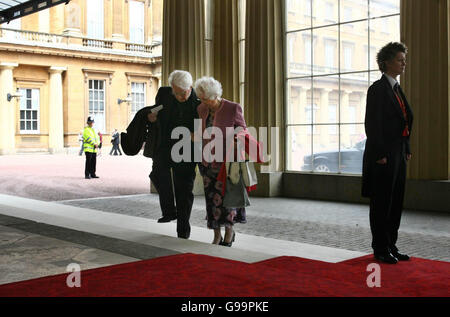 Einige der Gäste kommen am Buckingham Palace an, um heute das Mittagessen von Königin Elizabeth II. Zum 80. Geburtstag zu besuchen. Stockfoto