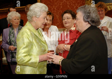 Die britische Königin Elizabeth II chattet mit Doreen O'Leary aus Shropshire (rechts) während des Mittagessens zum 80. Geburtstag, das von der Königin im Buckingham Palace gehalten wurde. Stockfoto