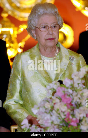 Die britische Königin Elizabeth II. Hält eine Rede während eines Mittagessens zum 80. Geburtstag im Buckingham Palace. Stockfoto